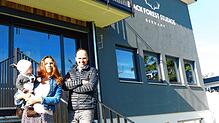 Die Betreiber Sebastian und Nina Gwyn Weiland mit ihrem 8 Monate alten Sohn Riley.