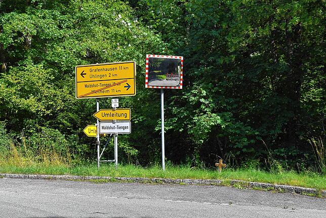 Die Abzweigung Riedersteg. Pendler fahren über die Berghausstraße über Aichen oder Krenkingen an den Hochrhein.