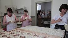 Knusprige Dennetle sind beim Backhausfest der Renner.