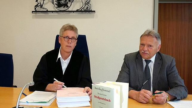 Berufs- und Laienrichter sprechen gemeinsam Recht: Amtsgerichtsdirektorin Maria Goj und Schöffe Dieter Michel in einem Gerichtssaal des ...