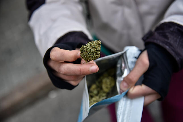 Das Gericht ist überzeugt: Über 20-mal hat eine Mutter an ihren Sohn für dessen Eigenbedarf Marihuana verkauft.