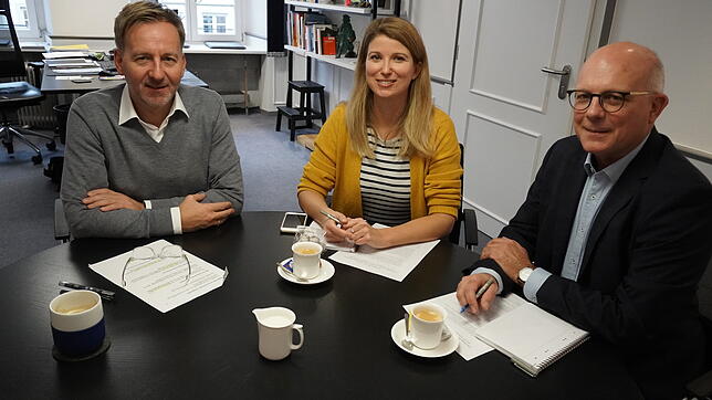 Oberbürgermeister Philipp Frank (links) aus Waldshut-Tiengen spricht in seinem Dienstzimmer mit SÜDKURIER-Redaktionsleiter Kai Oldenburg ...