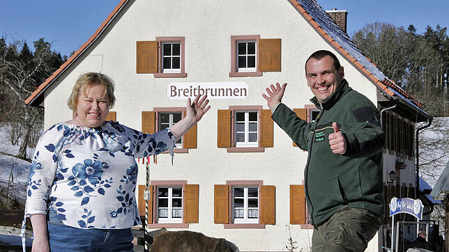Sie freuen sich auf die Zusammenarbeit: Breitbrunnen-Pächterin Eeva Karjalainen und der Roland Brauner vom Forstamt. Bild: Jens Fröhlich