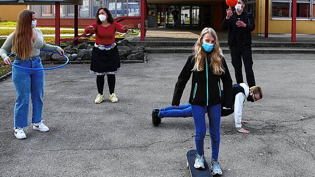 Punkte sammeln mit Bewegung: Schüler und Lehrer der Ten-Brink-Schule spornen sich gegenseitig an. Die Disziplinen waren abwechslungsreich.