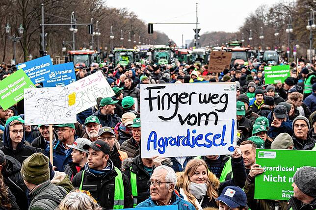 Auf einer Demonstration des Deutschen Bauernverbandes unter dem Motto &ldquo;Zu viel ist zu viel! Jetzt ist Schluss!&bdquo; vor dem ...