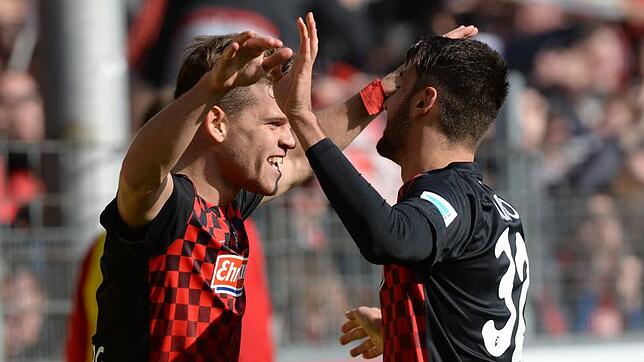 Florian Niederlechner von Freiburg bejubelt das 2:0 mit Vincenzo Grifo (r).