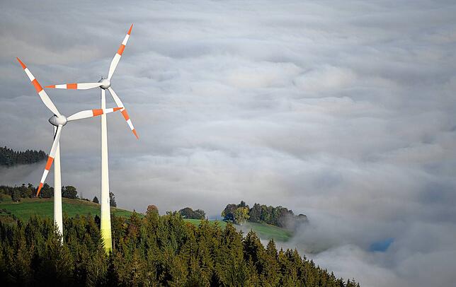 Zwei Windräder über dem Nebelmeer im Schwarzwald. In so manchem Tal herrscht Funkstille.