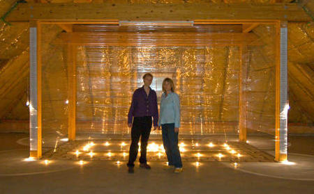 Gunar Seitz und Ragnhild Becker vor ihrer Installation.