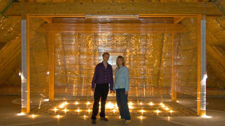 Gunar Seitz und Ragnhild Becker vor ihrer Installation.