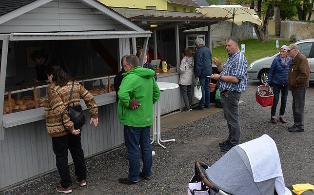 Zeljko & Martina Ponedeljak von der Bäckerei Turzer betreiben den Marktstand schon seit Jahren. Sie wollen das Angebot aus der eigenen ...