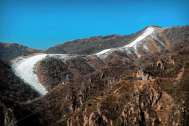 Blick auf eine mit Kunstschnee ausgelegte Skipiste im Nationalen Alpinen Skizentrum in Yanqing am Stadtrand von Peking. Die Olympischen ...