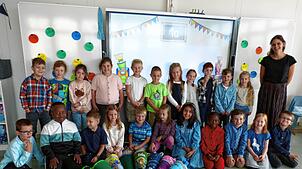 Klasse 1a: Die 22 Erstklässler mit Klassenlehrerin Kathrin Schad-Nold.