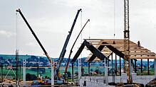 Die verwendeten Leimbinder waren zur damaligen Zeit eine Neuheit und recht kurz auf dem Markt. Unter anderem arbeiteten 25 Zimmermänner ...