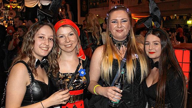 Charmeoffensive beim Piratenball in der Wehrer Stadthalle.