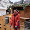 Mit ihren Krücken ist der Besuch des Weihnachtsmarkts für Anita Seehuber (links) unmöglich. Schuld daran ist der Belag aus ...