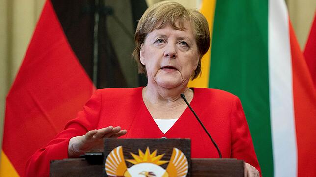Bundeskanzlerin Angela Merkel (CDU) spricht auf einer Pressekonferenz in Pretoria. Sie besucht bis zum Freitag, 7. Februar, Südafrika ...