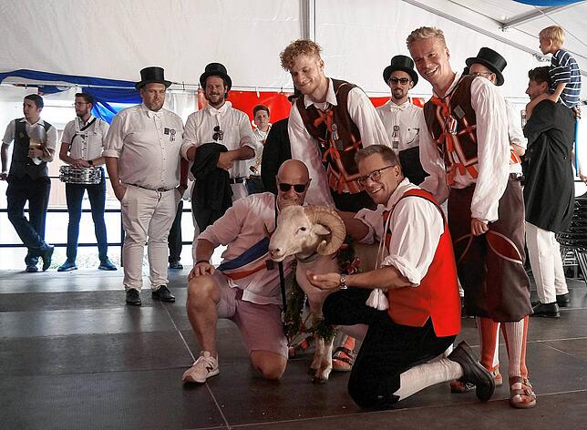 Das Schlussbild: Bockgewinner Joe Keller (links) mit seinem Bock &bdquo;Andreas der Kameradschaftliche&ldquo;, Bockgötti Andreas Maier ...