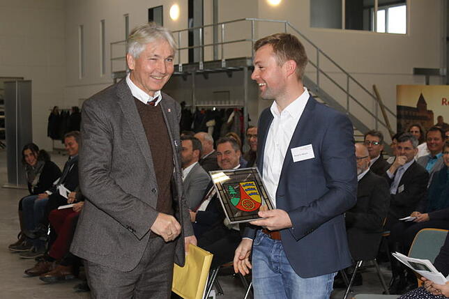 Mühlingens Bürgermeister Manfred Jüppner freut sich über den Zugewinn mit der Mühlinger Gärtnersiedlung und überreicht bei der ...