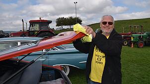 Gottfried Klotz nutzt die Gelegenheit, um seinen roten Toyota Celica noch auf Hochglanz zu polieren.