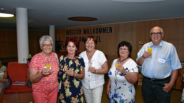 Einige Teilnehmer der Höchenschwander Sommer-Singwoche stoßen mit der Pianistin Nelly Ziegler (Zweite von links) auf die Veranstaltung ...