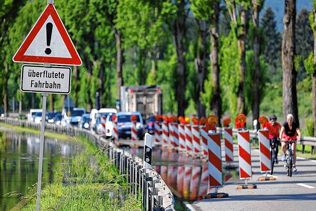Die Straße zwischen Moos und Radolfzell ist stellenweise halbseitig vom Hochwasser geflutet. Der Verkehr kommt dennoch durch.