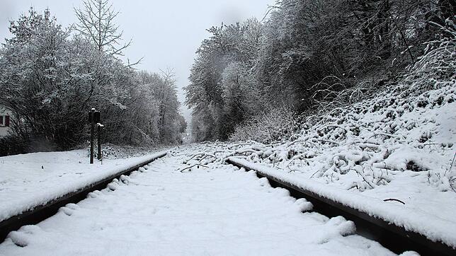 Schnee liegt auf den Schienen der Ablachtalbahn.