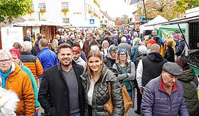 Und der ganze Hegau feiert die Hilzinger Kirchweih: Andreas Weber und Antonia Illig genossen den Bummel über den Kirchweihmarkt – ebenso ...