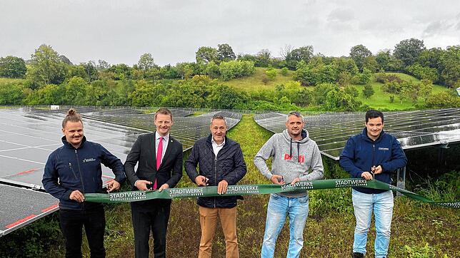 Durchtrennen das grüne Band zur Eröffnung des Solarparks (von links): Jakob Klinkenberg von dem ausführenden Unternehmen Solare Technik ...