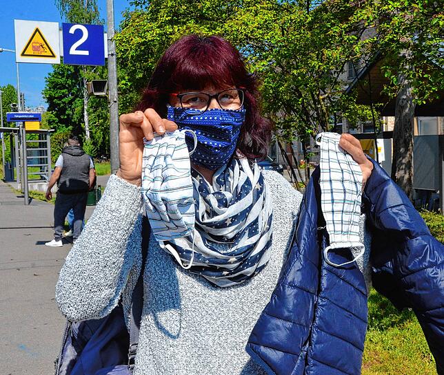 Irmgard Bernhard näht sich ihren Mundschutz selber &ndash; und verschenkt ihre Masken auch an Freunde und Bekannte.