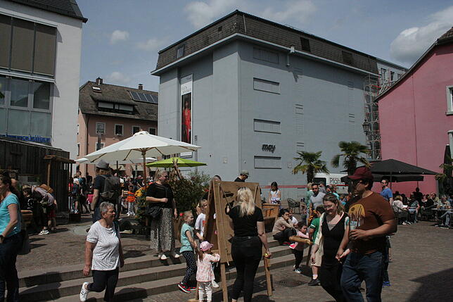 Am Spitalplatz sind zahlreiche Stände aufgebaut, die Kinder und Familien zum Spielen einladen.