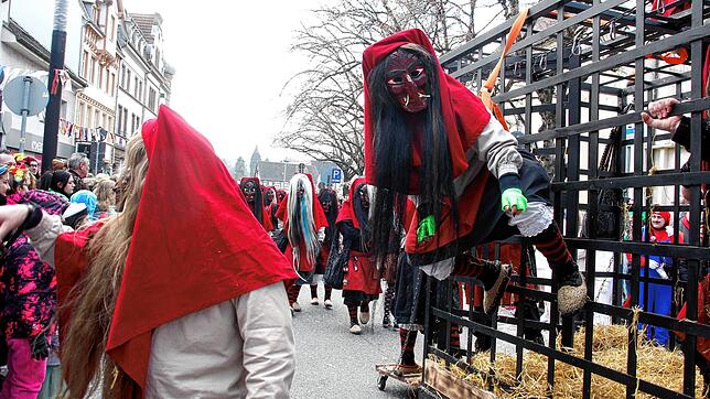Bild : Sonne für die Narren: Großer Fasnet-Umzug begeistert in Singen!