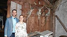 Auf dem Dachboden des 200 Jahre alten Gasthauses &bdquo;Linde&ldquo; befinden sich noch viele  sakrale Gegenstände, wie Marc und Anna ...