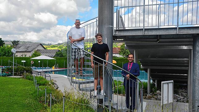 Bürgermeister Ozan Topcuogullari (rechts) bezeichnet das Klettgaubad als &bdquo;Freizeitmöglichkeit schlechthin&ldquo; und findet ...