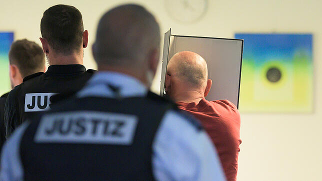 Der 58-jährige Bernhard H. (rechts) wird nach dem Prozess im Landgericht von Justizbeamten aus dem Gerichtssaal gebracht. Nach dem ...