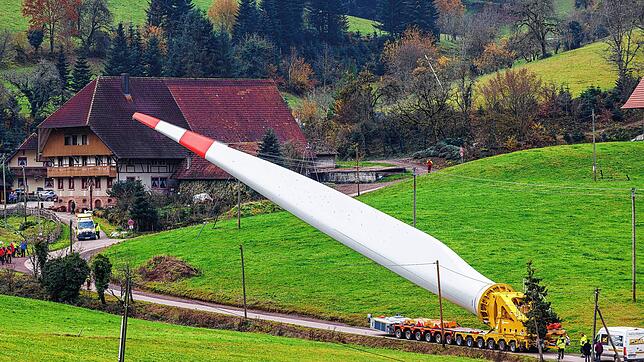 Ein Flügel eines Windrads wird am 23. November im Schwarzwald durch den Ort Prinzbach transportiert. Der Schwertransport konnte seine ...