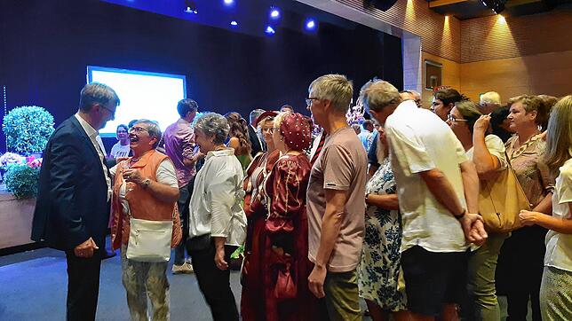 Lang ist die Schlange der Gratulanten in der Waldshuter Stadthalle. Viele Glückwünsche erreichen Wahlsieger Martin Gruner (links).