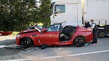 Wangen im Allgäu: Zwei Polizistinnen untersuchen den Unfallort, an dem ein Auto in einen Lastwagen gekracht ist.