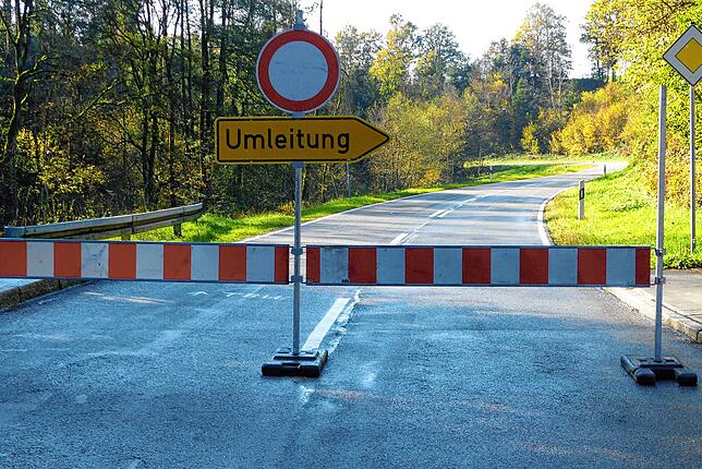 Wegen eines Felssturzes ist die L 157 zwischen Witznauer Säge und Riedersteg gesperrt.