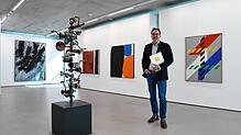 Kunsthistoriker und Galerist Stephan Geiger vor Werken von Armando, Daniel Spoerri, Günther C. Kirchberger, Georg Karl Pfahler und Anton ...