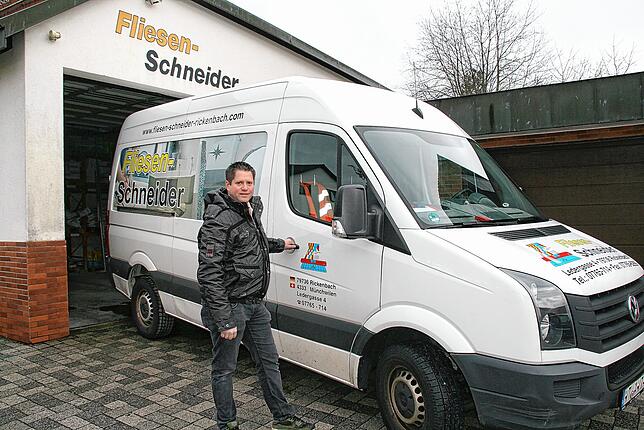 Sascha Schneider, neuer Geschäftsinhaber von Fliesen-Schneider, am Firmensitz in Hottingen. Bilder: Peter Schütz