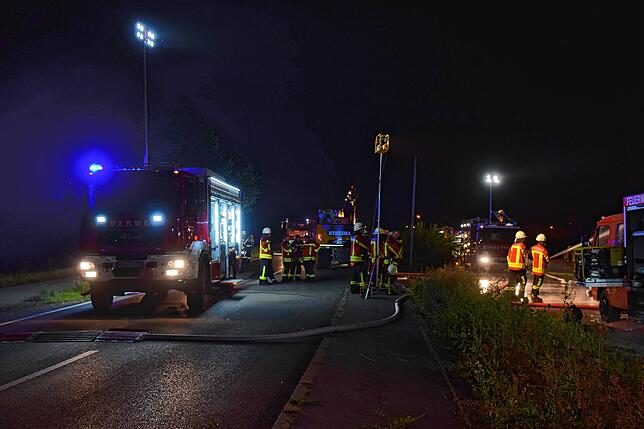Bild 9: Bilder von den Löscharbeiten beim Großbrand eines Dachstuhls in Mahlspüren im Tal