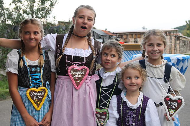 Auch die Kinder hatten beim Oktoberfest in Gaiß ihren Spaß, Sehr gefragt waren die original bayrischen Lebkuchenherzen.