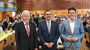 Tengens Bürgermeister Selcuk Gök und seine Vorgänger Marian Schreier und Helmut Groß erinnern bei der Feier zu 50 Jahre Eingemeindungen ...