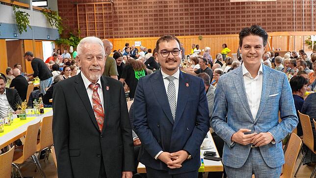 Tengens Bürgermeister Selcuk Gök und seine Vorgänger Marian Schreier und Helmut Groß erinnern bei der Feier zu 50 Jahre Eingemeindungen ...