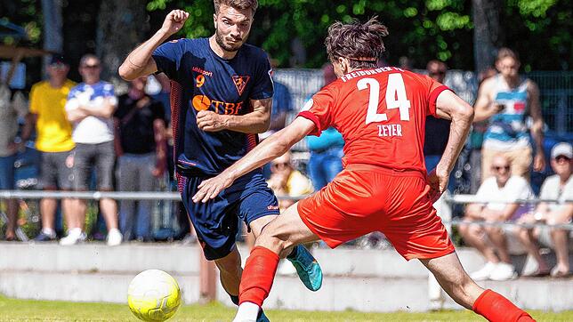 Der 1. FC Rielasingen-Arlen (Nico Kunze, links) musste sich dem Freiburger FC (Nikolas Zweyer) im letzten Spiel der Saison 1:3 ...