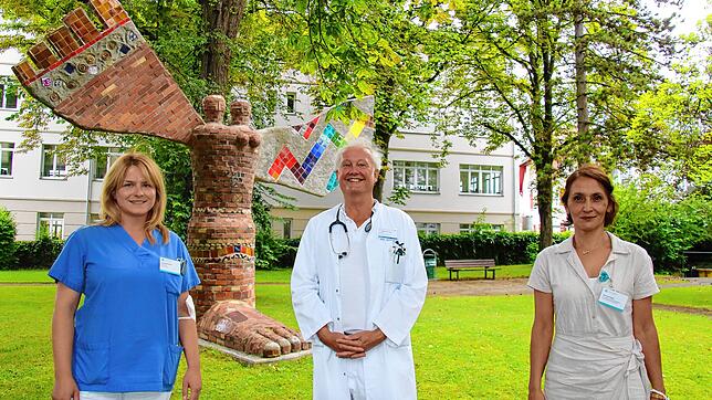Im Krankenhausgarten vor der Skulptur „Schutzengel“ des Künstlers Klaus Schultze (von links): Fachärztin Ivana Komljenovic, ...
