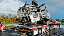 Viel ist nicht mehr übrig: Ein Kleinbus wurde bei einem Vollbrand auf der Autobahn&nbsp;81 bei Engen beinahe vollständig zerstört.