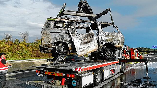 Viel ist nicht mehr übrig: Ein Kleinbus wurde bei einem Vollbrand auf der Autobahn 81 bei Engen beinahe vollständig zerstört.
