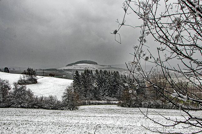 Über Watterdingen versuchte die Sonne einen Weg durch die Schneewolken zu finden, aber es blieb leider dabei, also keine weiß-blaue ...