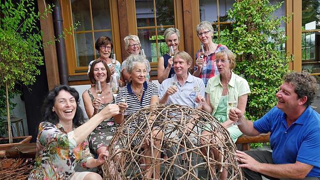 Gute Laune beim Rebkugel-Workshop von SÜDKURIER und SWR Fernsehen auf dem Weingut Vollmayer: Beate und Georg Vollmayer(vorne) und die ...